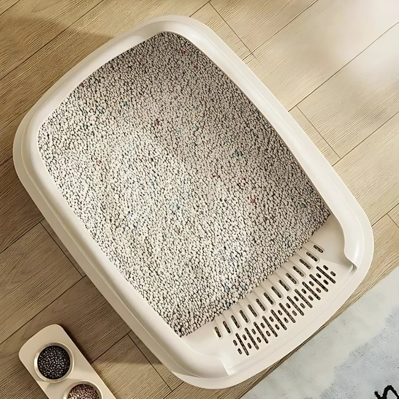 image du bac a litière a bord haut beige pour chaton remplie de litiere vu du haut