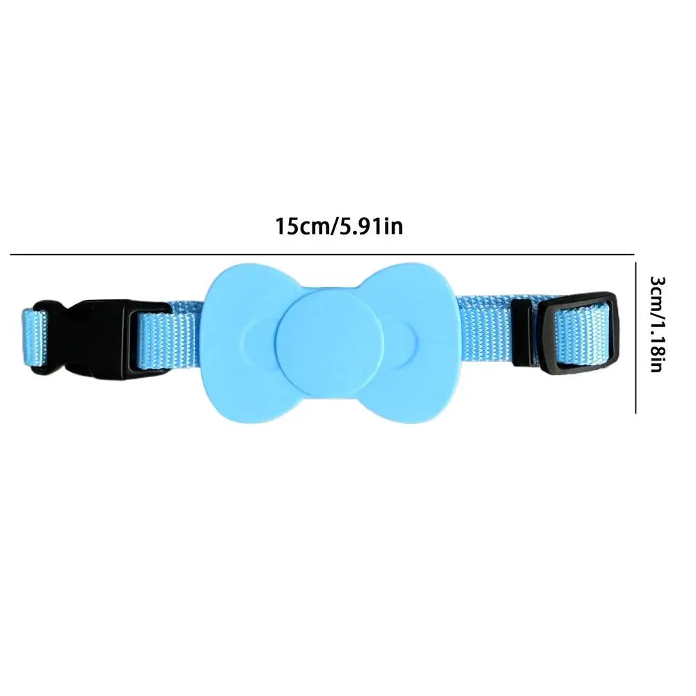 Dimensions du collier gps pour chat bleu ciel : support AirTag nœud papillon de 15 cm de long et 3 cm de haut. Ce collier gps chat réglable possède une boucle sécurisée noire et une sangle en nylon. Une solution compacte type collier gps à chat bureau idéale pour le suivi précis et discret de votre animal.