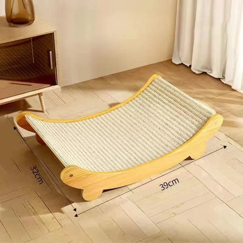 Infographie technique et lifestyle présentant les dimensions d'un griffoir chat haut de gamme en forme de hamac incurvé. Le modèle mesure 39cm de long par 32cm de large. L'image met en avant la structure robuste en bois clair et la surface de griffade en sisal naturel crème de ce griffoir pour chat au design scandinave. Ce griffoir a chat élégant sert à la fois de lit douillet et de zone d'entretien des griffes pour protéger vos meubles. Un accessoire de mobilier félin durable et esthétique posé sur un parq