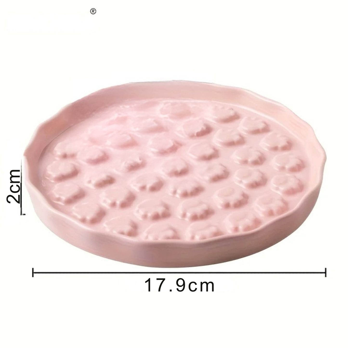 Schéma technique et dimensions précises de la gamelle anti glouton chat Kemorela en céramique rose. L'image indique un diamètre de 17,9 cm (7,05 inches) et une hauteur de rebord de 2 cm (0,79 inch). Cette gamelle glouton possède un design de plateau plat avec des reliefs antidérapants en forme de pattes de chat pour ralentir la prise alimentaire. Conçue en céramique émaillée, cette gamelle anti glouton permet de prévenir l'indigestion et les ballonnements des chats gloutons. Le visuel présente les mesures e