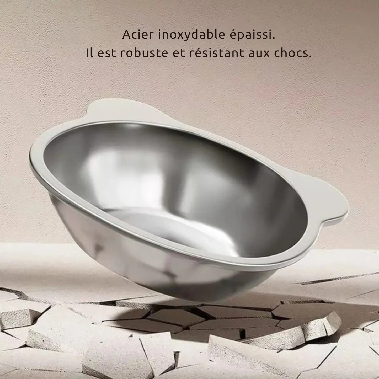 Gamelle pour chat avec support ergonomique noir mat et bol amovible en acier inoxydable poli. Cette gamelle chat design avec oreilles de chat assure une hygiène parfaite, prévient l'acné féline et offre une durabilité exceptionnelle grâce à son inox épais. La meilleure gamelle élégante et robuste pour le bien-être de votre animal.