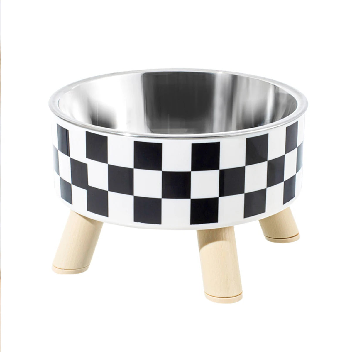 Gamelle pour chat surélevée avec bol en acier inoxydable et support trépied en bois clair au design damier noir et blanc. Cette gamelle chat orthopédique de style scandinave assure un confort cervical optimal et une hygiène parfaite contre l'acné du menton. Une gamelle robuste et élégante pour le bien-être de votre félin.
