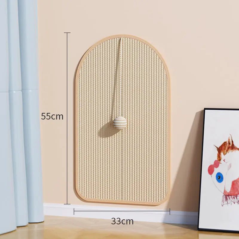 Griffoir pour chat mural en forme d'arche à base plate. Dimensions 55x33cm avec surface de griffage en sisal naturel. Ce griffoir chat design inclut une balle de jeu suspendue. Griffoir sisal chat Les Trésors d'Owka, protection murale robuste et esthétique pour salon.