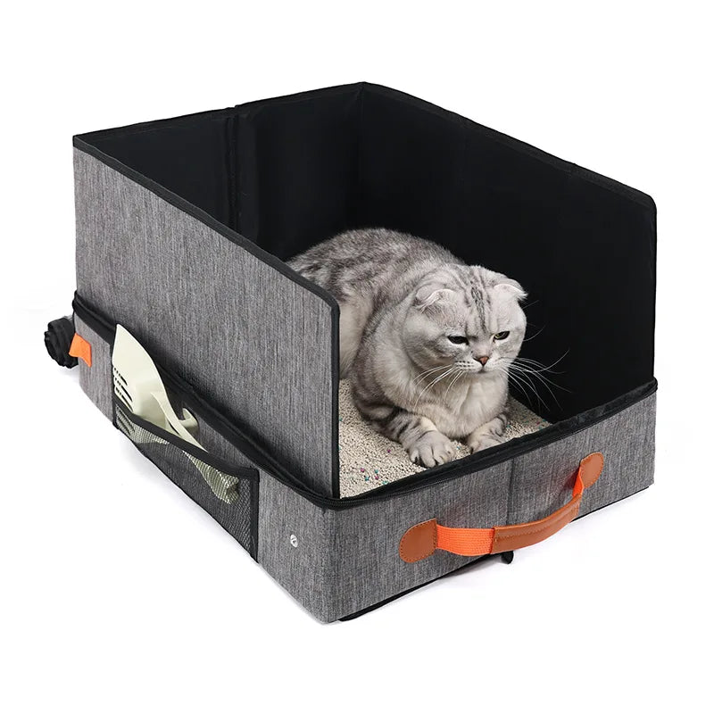 image de la litière à bord haut de voyage avec un chat couché dedans