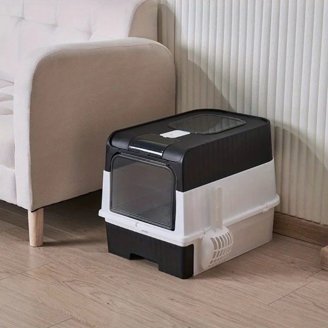 image de la litière cube noir posé dans un salon à coté d'un canapé