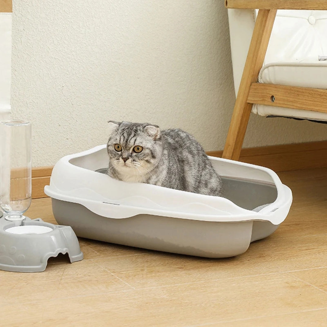 image du bac à Litière Chaton Semi-Ouverte – Compacte, Aérée & Anti-Éclaboussures avec un chat faisant ses besoins dedans
