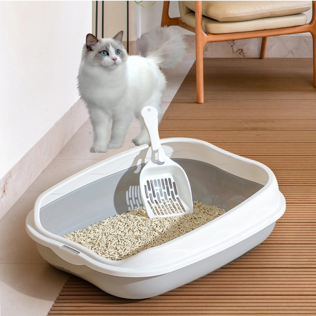 image du bac à Litiere Chaton Semi-Ouverte – Compacte, Aérée & Anti-Éclaboussures avec un chat sur le coté et la pelle à litière dedans