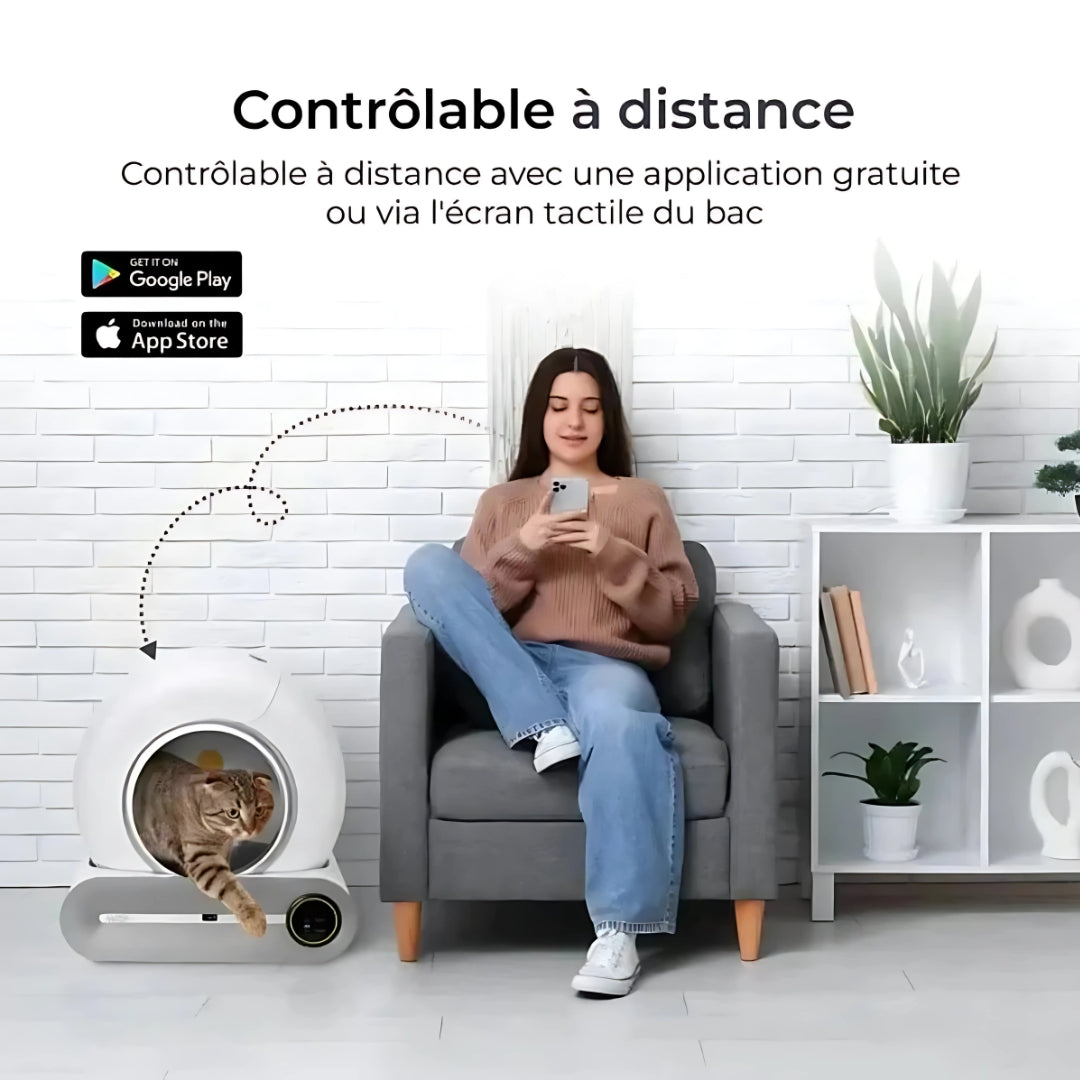 image de la litière autonettoyante ronde blanche à coté d'une chaise avec une femme assise dessus