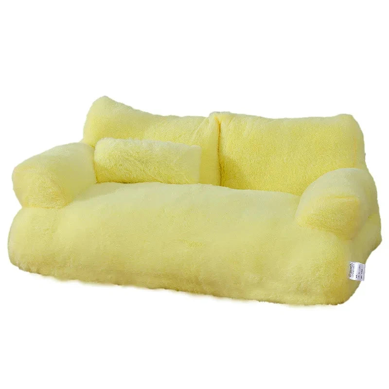 Panier chat type canapé sofa jaune citron en peluche épaisse détouré sur fond blanc. L'image présente ce coussin pour chat design avec son petit oreiller amovible et son dossier rembourré. Lit sofa luxueux, chaud et original pour un confort de type coussin a chat premium. Qualité supérieure Les Trésors d'Owka.