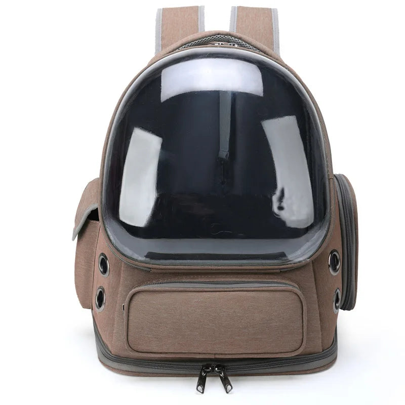 Sac à dos pour chat marron moka avec hublot panoramique transparent. Vue de face du sac dos pour chat Les Trésors d'Owka avec œillets d'aération noirs et finitions premium. Sac dos chat robuste et confortable pour le transport en voyage et randonnée.