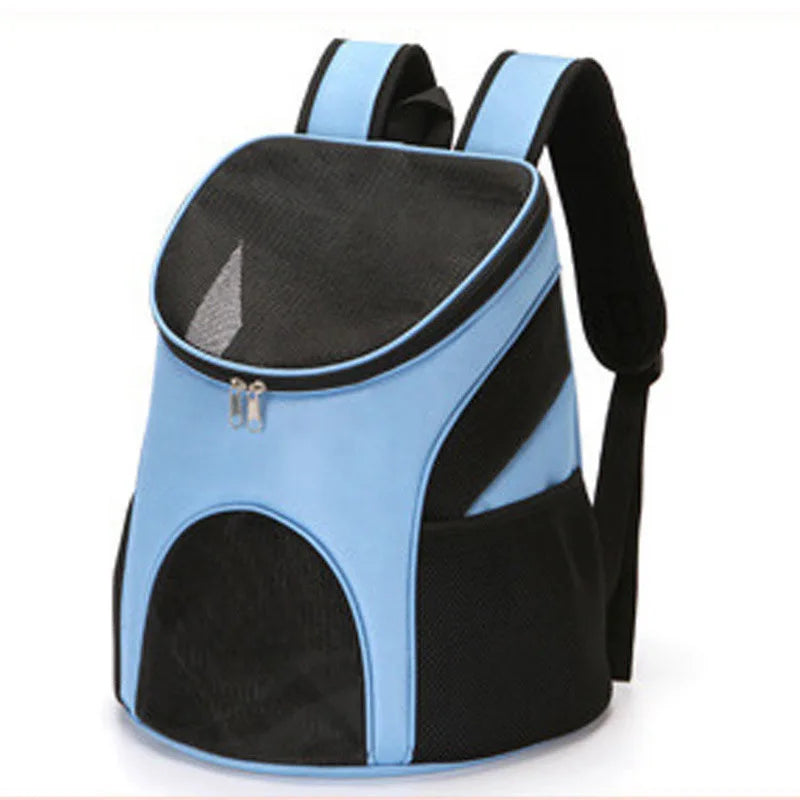 Sac à dos de transport pour chat bleu ciel avec larges fenêtres en maille mesh noire pour une ventilation optimale sur trois côtés, ouverture zippée supérieure et bretelles ergonomiques rembourrées.