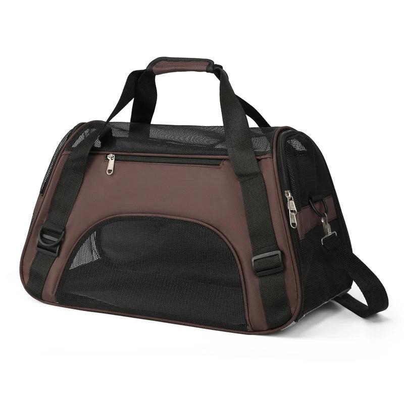 Sac de transport souple pour chat marron chocolat avec larges fenêtres en maille respirante noire sur le dessus et les côtés, bandoulière d'épaule réglable et poignées confortables pour un voyage sécurisé.