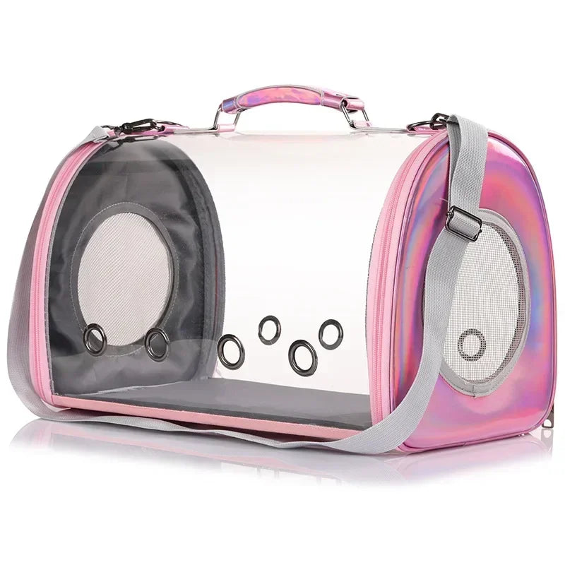Sac de transport pour chat rose irisé avec parois panoramiques transparentes, multiples œillets d'aération métalliques, larges filets latéraux blancs et poignée holographique ergonomique.
