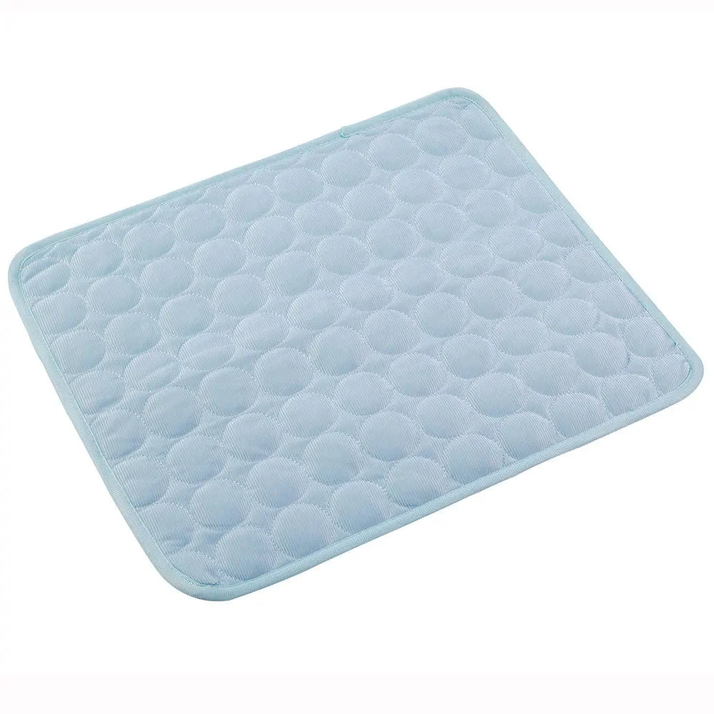 Tapis rafraichissant chien et chat bleu ciel au design matelassé circulaire détouré sur fond blanc. L'image présente ce coussin rafraichissant pour chat en textile technique auto-rafraîchissant, respirant et pliable. Matelas d'été souple idéal comme tapis rafraichissant chat pour sol, panier ou canapé. Qualité Les Trésors d'Owka.