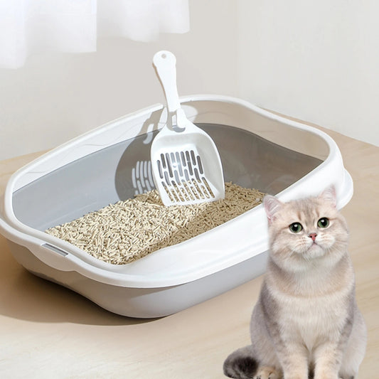 image du bac à Litière Chaton Semi-Ouverte – Compacte, Aérée & Anti-Éclaboussures avec un chaton sur le coté