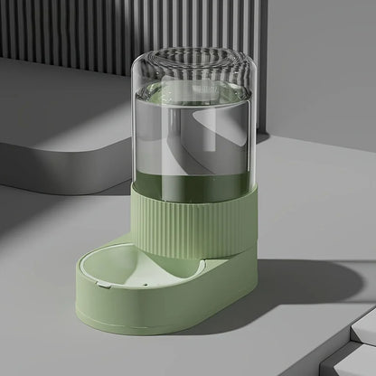 Vue de profil d'un abreuvoir automatique vert sauge assorti au distributeur croquettes chat de la gamme. Le visuel montre le réservoir d'eau transparent par gravité et le socle strié moderne. Cet abreuvoir, compagnon idéal d'un distributeur croquettes, assure une hydratation saine sans bruit. Parfait avec un distributeur croquettes chien pour un coin repas design et autonome.