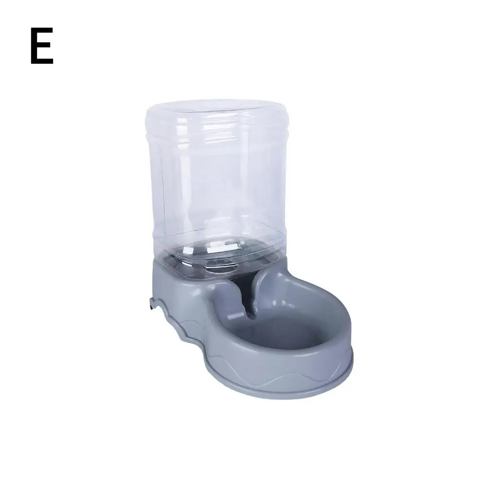Vue de profil d'un abreuvoir automatique gris urbain (Modèle E) assorti au distributeur croquettes chat de la collection. Le visuel montre le réservoir d'eau transparent par gravité et le socle ergonomique gris. Cet abreuvoir complète parfaitement un distributeur croquettes pour une autonomie totale sans piles. Idéal avec un distributeur croquettes chien miniature pour un coin repas moderne et épuré.