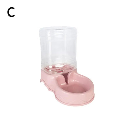 Vue de profil d'un abreuvoir automatique rose poudré (Modèle C) assorti au distributeur croquettes chat de la gamme. Le visuel montre le réservoir d'eau transparent par gravité et le socle ergonomique rose. Cet abreuvoir complète parfaitement un distributeur croquettes pour une autonomie totale sans piles. Idéal avec un distributeur croquettes chien miniature pour un coin repas doux et fonctionnel.