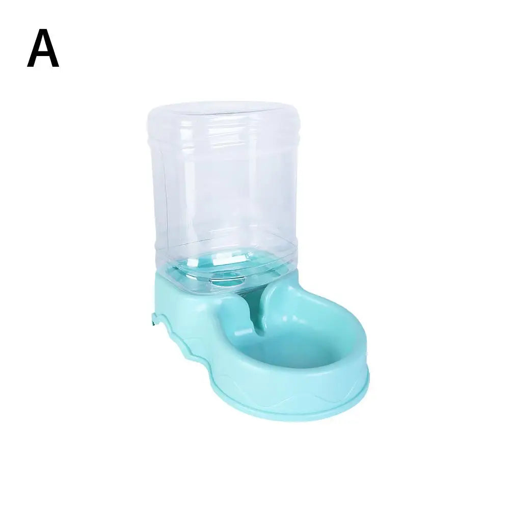 Vue de profil d'un abreuvoir automatique turquoise (Modèle A) assorti au distributeur croquettes chat de la collection. Le visuel montre le réservoir d'eau transparent par gravité et le socle ergonomique coloré. Cet abreuvoir complète idéalement un distributeur croquettes pour une autonomie sans électricité. Parfait avec un distributeur croquettes chien miniature pour un coin repas frais et pratique.