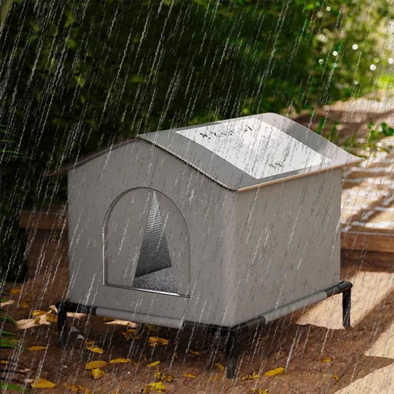 Abris chat extérieur étanche sous une pluie battante, montrant le toit imperméable et la structure surélevée sur pieds. L'image prouve la résistance de cette maison a chat contre les intempéries. Maison chat exterieur isolée avec rideau thermique pour garder l'animal au sec. Qualité premium Les Trésors d'Owka.