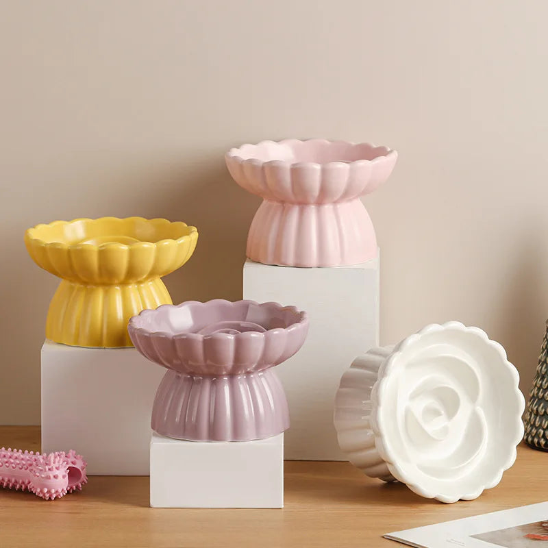 Gamelle surélevée en céramique pastel pour chat, accessoire indispensable à placer près de votre gamelle anti glouton pour chat. Modèles design jaune, rose, violet et blanc (couchée), parfaits pour accompagner un arbre chat ou gamelle anti glouton à chat.