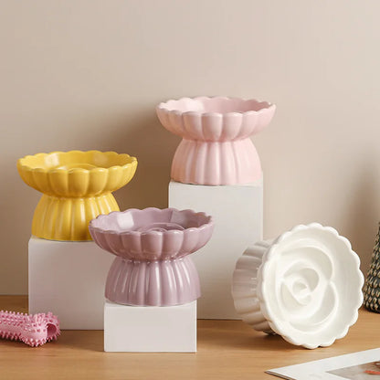 Gamelle surélevée en céramique pastel pour chat, accessoire indispensable à placer près de votre gamelle anti glouton pour chat. Modèles design jaune, rose, violet et blanc (couchée), parfaits pour accompagner un arbre chat ou gamelle anti glouton à chat.