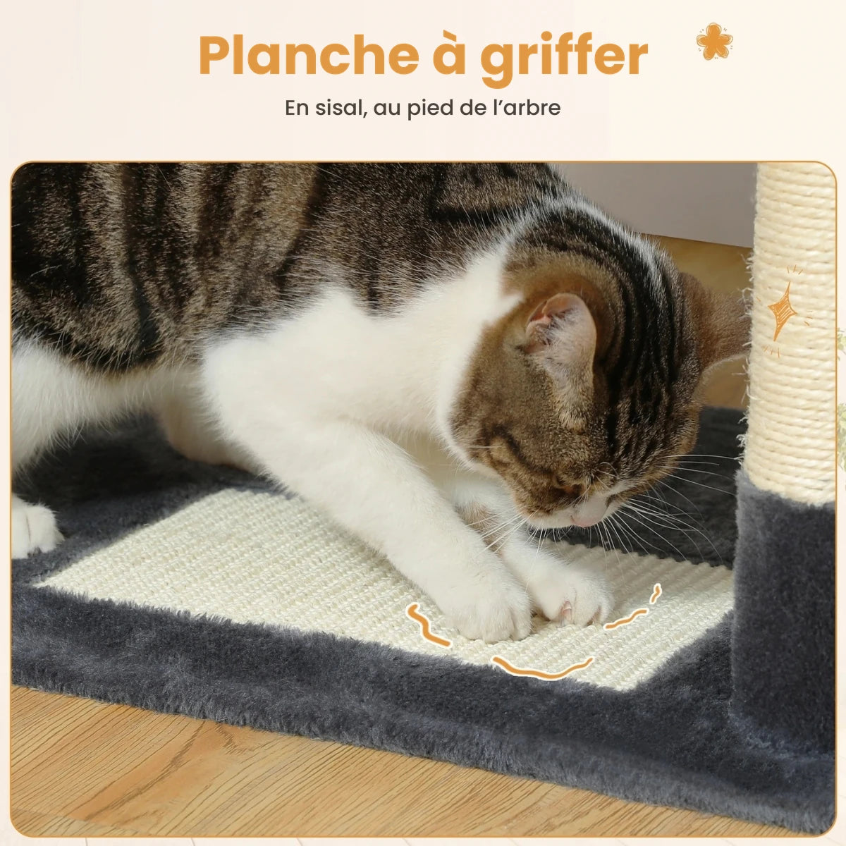 Chat qui fait ses griffes sur la planche en sisal au pied de l'arbre à chat 180 cm « Le Gratte-Ciel » — Les Trésors d'Owka