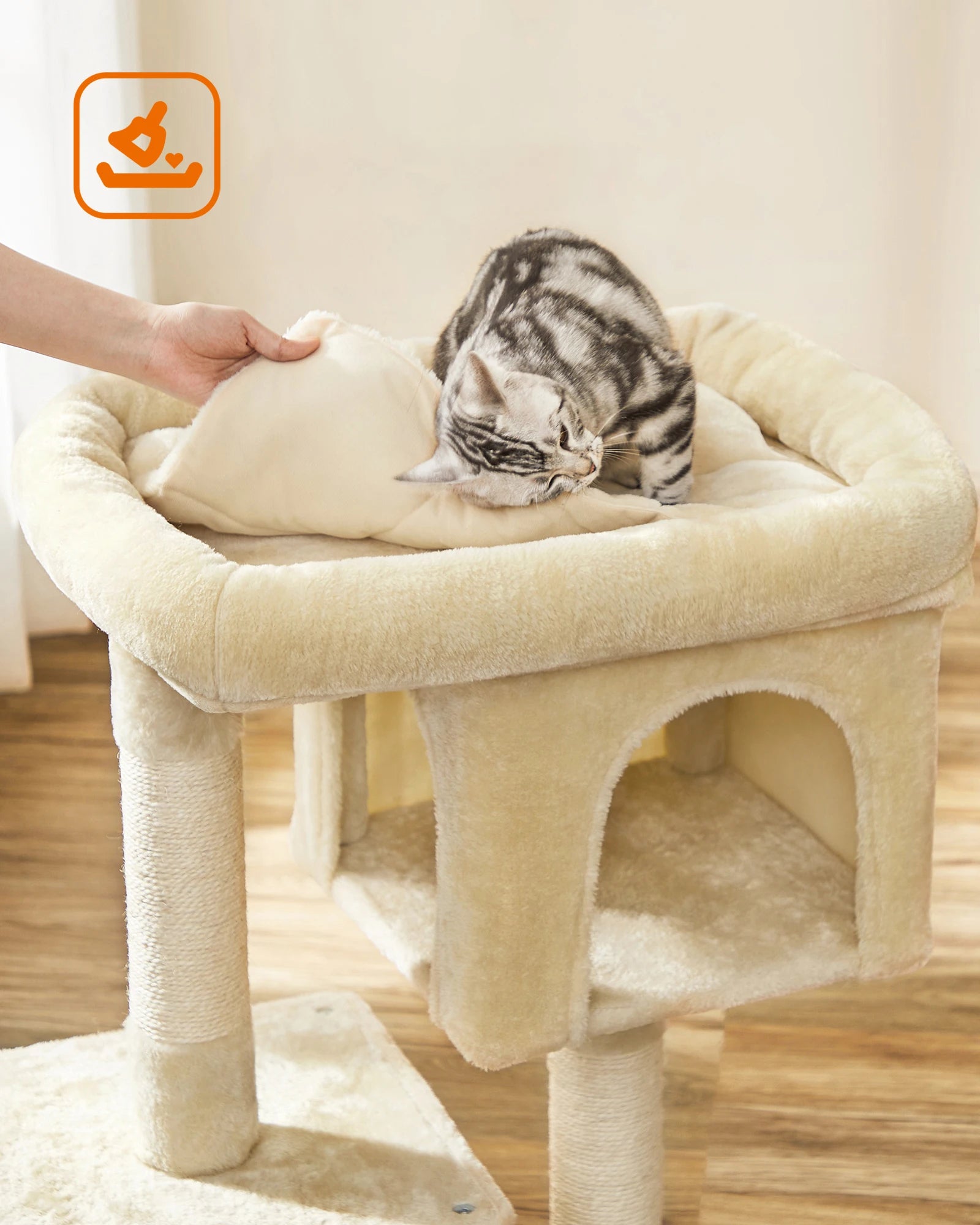 Gros plan sur le coussin amovible beige crème d'un arbre à chat, démontrant la facilité de nettoyage pour une hygiène parfaite et un confort durable.