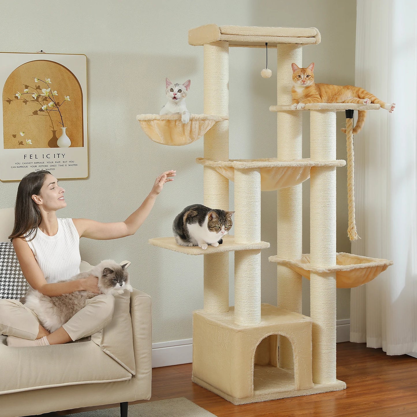 Arbre à chat design beige et crème multi-niveaux avec deux niches, un hamac et des échelles de jeu, idéal pour plusieurs chatons dans un salon lumineux.