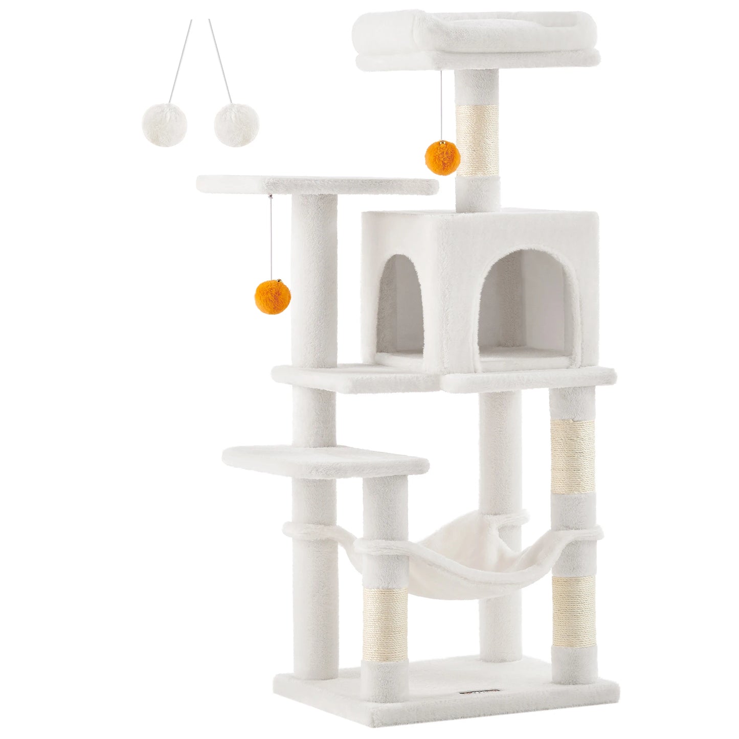 Vue d'ensemble sur fond blanc d'un arbre à chat multi-niveaux de la marque Les Trésors d'Owka, coloris blanc crème élégant. Cet arbre pour chat complet comprend une niche spacieuse avec double ouverture, un hamac suspendu ultra-moelleux, une plateforme d'observation rembourrée en hauteur et plusieurs paliers d'escalade en peluche blanche douce. La structure intègre des poteaux griffoirs robustes revêtus de sisal naturel pour l'entretien des griffes, ainsi que des pompons de jeu orange vif suspendus pour sti