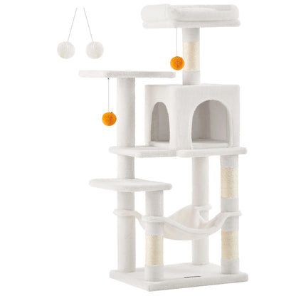 Vue d'ensemble sur fond blanc d'un arbre à chat multi-niveaux de la marque Les Trésors d'Owka, coloris blanc crème élégant. Cet arbre pour chat complet comprend une niche spacieuse avec double ouverture, un hamac suspendu ultra-moelleux, une plateforme d'observation rembourrée en hauteur et plusieurs paliers d'escalade en peluche blanche douce. La structure intègre des poteaux griffoirs robustes revêtus de sisal naturel pour l'entretien des griffes, ainsi que des pompons de jeu orange vif suspendus pour sti