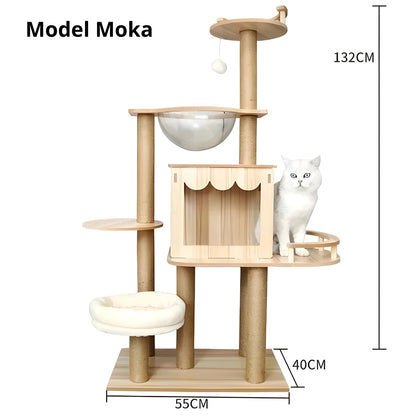 Arbre à chat design en bois clair modèle Moka de 132 cm avec capsule spatiale transparente, niche moderne style chalet, dodo moelleux blanc et poteaux en sisal naturel.