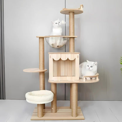 Arbre à chat design en bois clair naturel avec capsule spatiale transparente en acrylique, niche moderne style chalet et dodo en peluche blanche amovible pour intérieur scandinave.