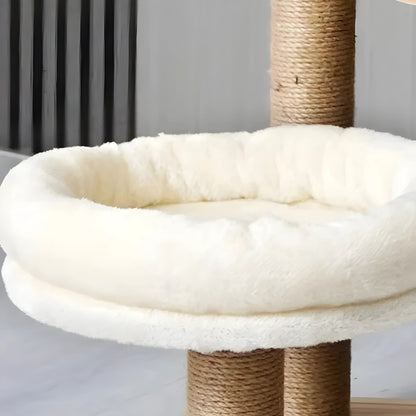 Arbre à chat design en bois clair naturel avec capsule spatiale transparente, niche moderne style chalet et dodo en peluche blanche pour intérieur scandinave.