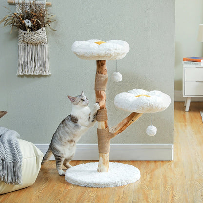 Chat gris faisant ses griffes sur le tronc en bois naturel avec cordage en sisal de l'arbre à chat Marguerite, plateformes fleurs blanches et design biophilique pour salon.