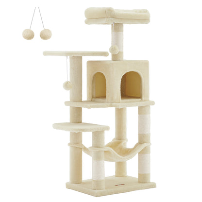 Vue d'ensemble sur fond blanc d'un arbre à chat multi-niveaux de la marque Les Trésors d'Owka, coloris crème élégant. Cet arbre pour chat complet comprend une niche spacieuse, un hamac suspendu moelleux, une plateforme d'observation rembourrée en hauteur et plusieurs paliers d'escalade en peluche douce beige. La structure intègre des poteaux griffoirs robustes revêtus de sisal naturel blanc pour l'entretien des griffes, ainsi que des pompons de jeu suspendus pour stimuler l'instinct de chasse de votre félin