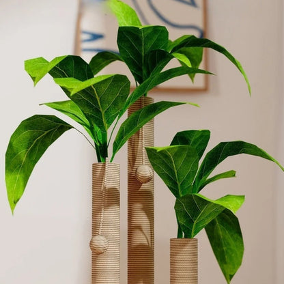 Détail d'un arbre à chat design avec poteaux griffoirs robustes en corde de chanvre, feuilles tropicales vertes artificielles réalistes et balles de jeu suspendues.