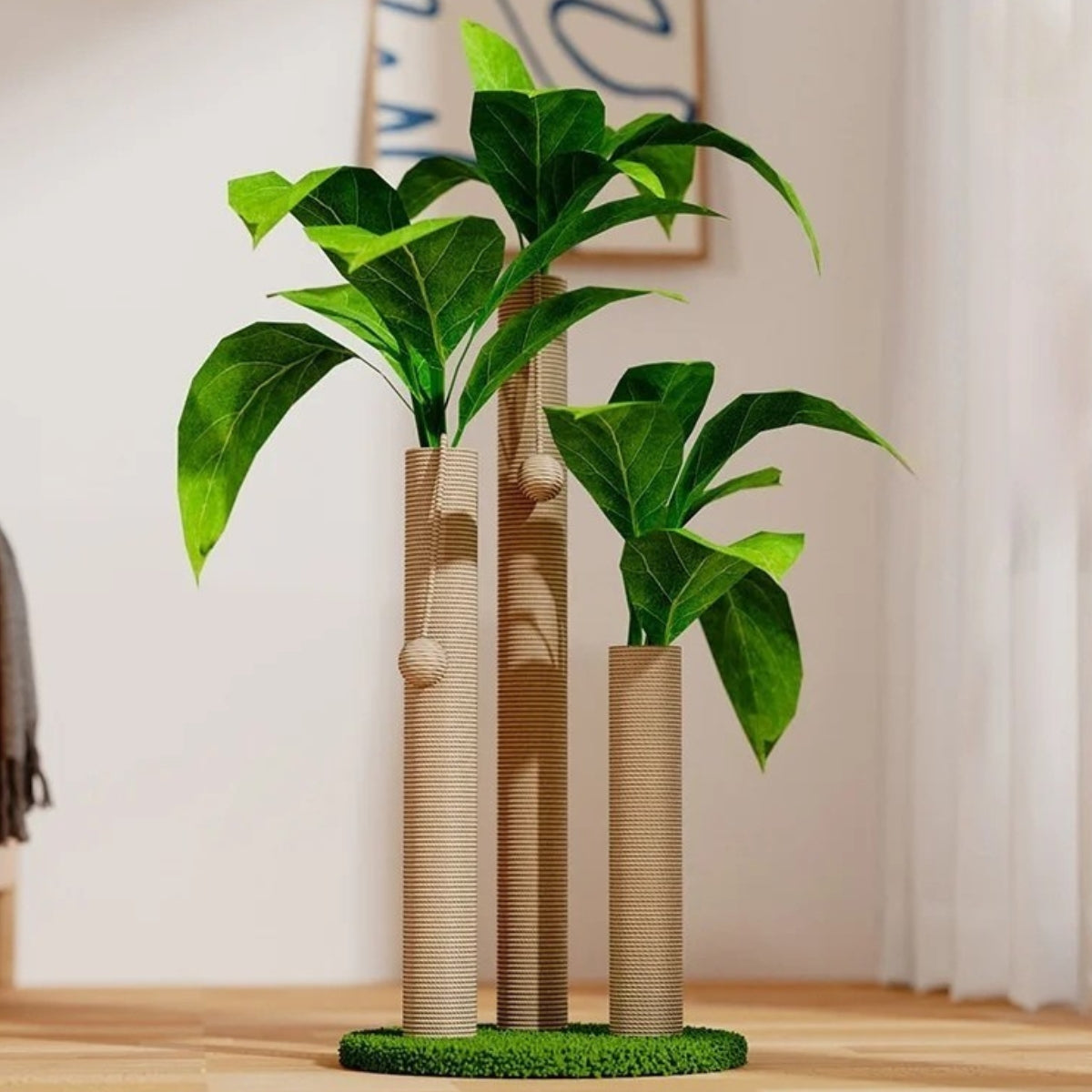 Arbre à chat design en forme de plante tropicale composé de trois poteaux griffoirs en sisal de hauteurs différentes avec feuilles vertes artificielles et balles de jeu suspendues.