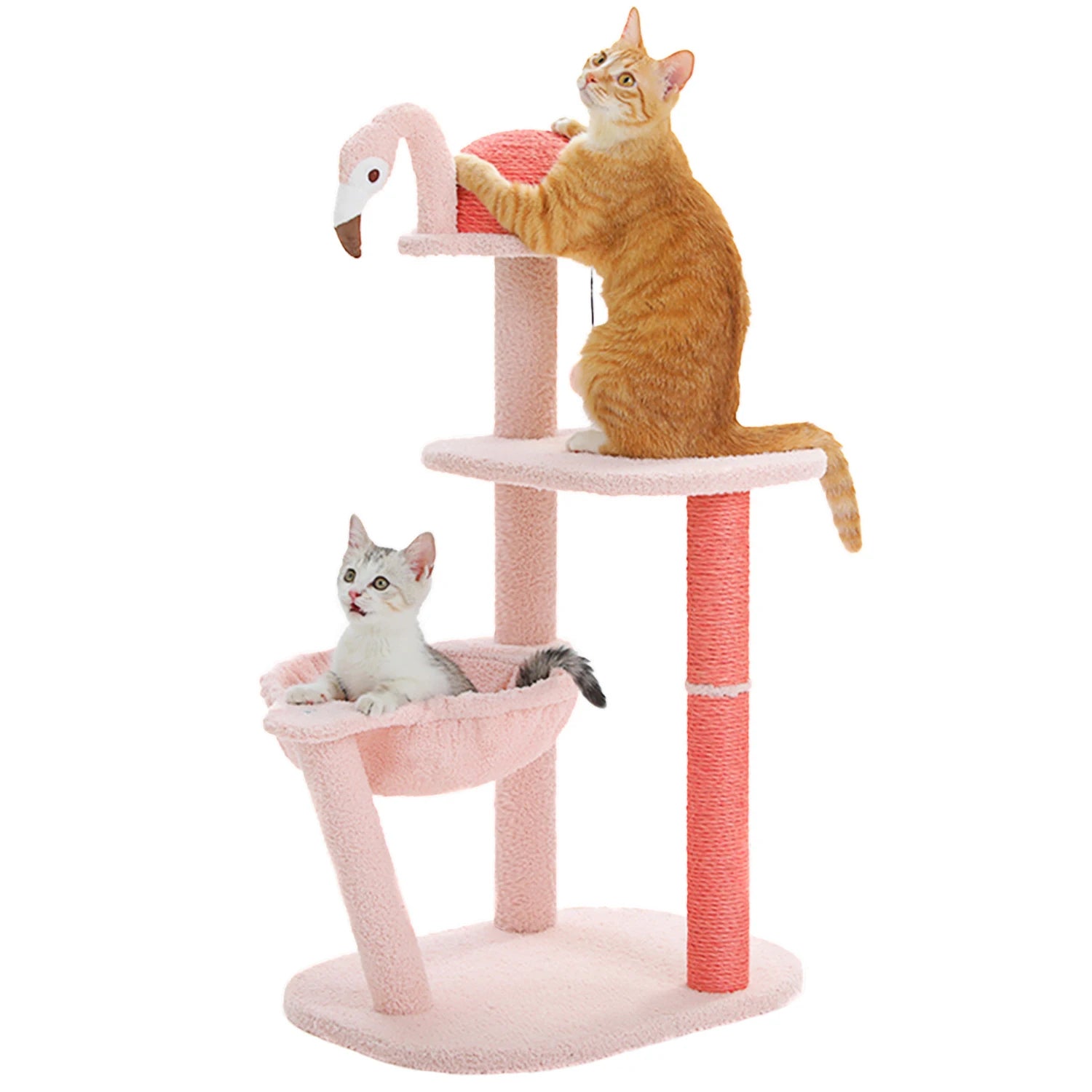 Petit arbre à chat design Flamant rose clair avec un chaton dans le panier hamac et un chat roux utilisant le griffoir supérieur, structure ludique à 4 niveaux avec poteaux en sisal rose.