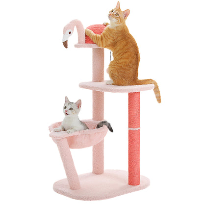 Petit arbre à chat design Flamant rose clair avec un chaton dans le panier hamac et un chat roux utilisant le griffoir supérieur, structure ludique à 4 niveaux avec poteaux en sisal rose.