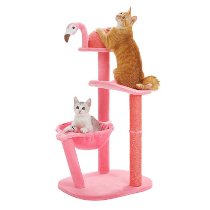 Petit arbre à chat design Flamant rose Corail avec un chaton dans le panier hamac et un chat roux utilisant le griffoir supérieur, structure ludique à 4 niveaux avec poteaux en sisal rose.