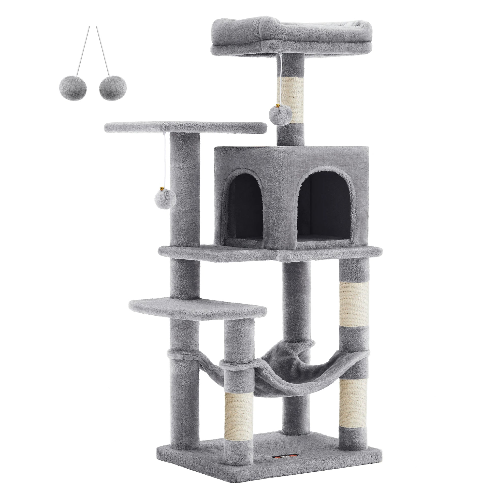 Vue d'ensemble sur fond blanc d'un arbre à chat multi-niveaux de la marque Les Trésors d'Owka, coloris gris clair perle élégant. Cet arbre pour chat complet intègre une niche spacieuse avec double ouverture, un hamac suspendu moelleux, une plateforme d'observation rembourrée en hauteur et plusieurs paliers d'escalade en peluche douce. La structure comprend des poteaux griffoirs robustes revêtus de sisal naturel blanc pour l'entretien des griffes, ainsi que des pompons de jeu suspendus pour favoriser l'éveil