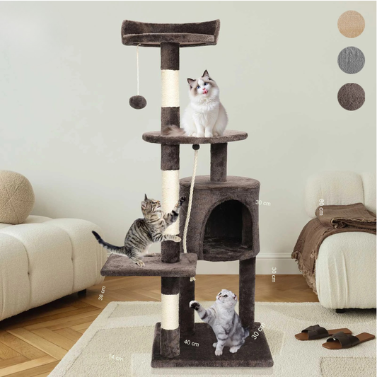 Trois chats s'amusant sur un arbre à chat marron foncé de 80 cm dans un salon moderne. L'image montre un arbre chaton robuste avec niche, poteaux en sisal blanc, corde de jeu et panier suspendu. Arbre a chat multi-activités idéal pour le jeu et le repos. Design Les Trésors d'Owka.
