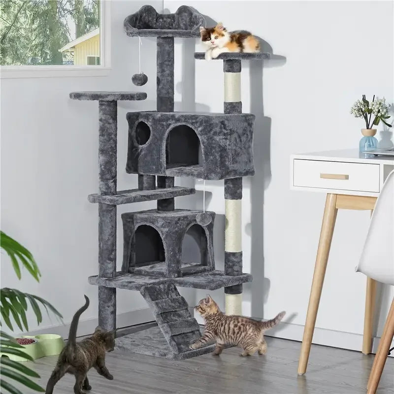 Arbre à chat design gris anthracite avec rampe d'escalier, deux niches et perchoir supérieur en forme de tête de chat, installé dans un salon moderne avec trois chats en activité.