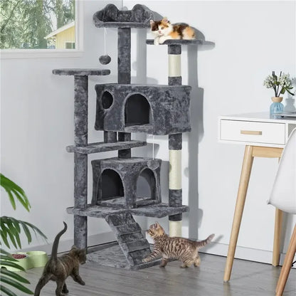 Arbre à chat design gris anthracite avec rampe d'escalier, deux niches et perchoir supérieur en forme de tête de chat, installé dans un salon moderne avec trois chats en activité.