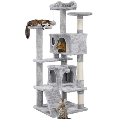 Arbre à chat design gris anthracite avec rampe d'escalier, deux niches et perchoir supérieur en forme de tête de chat, installé dans un salon moderne avec trois chats en activité.