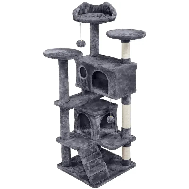 Arbre à chat design gris anthracite avec rampe d'escalier, deux niches et perchoir supérieur en forme de tête de chat, installé dans un salon moderne avec trois chats en activité.