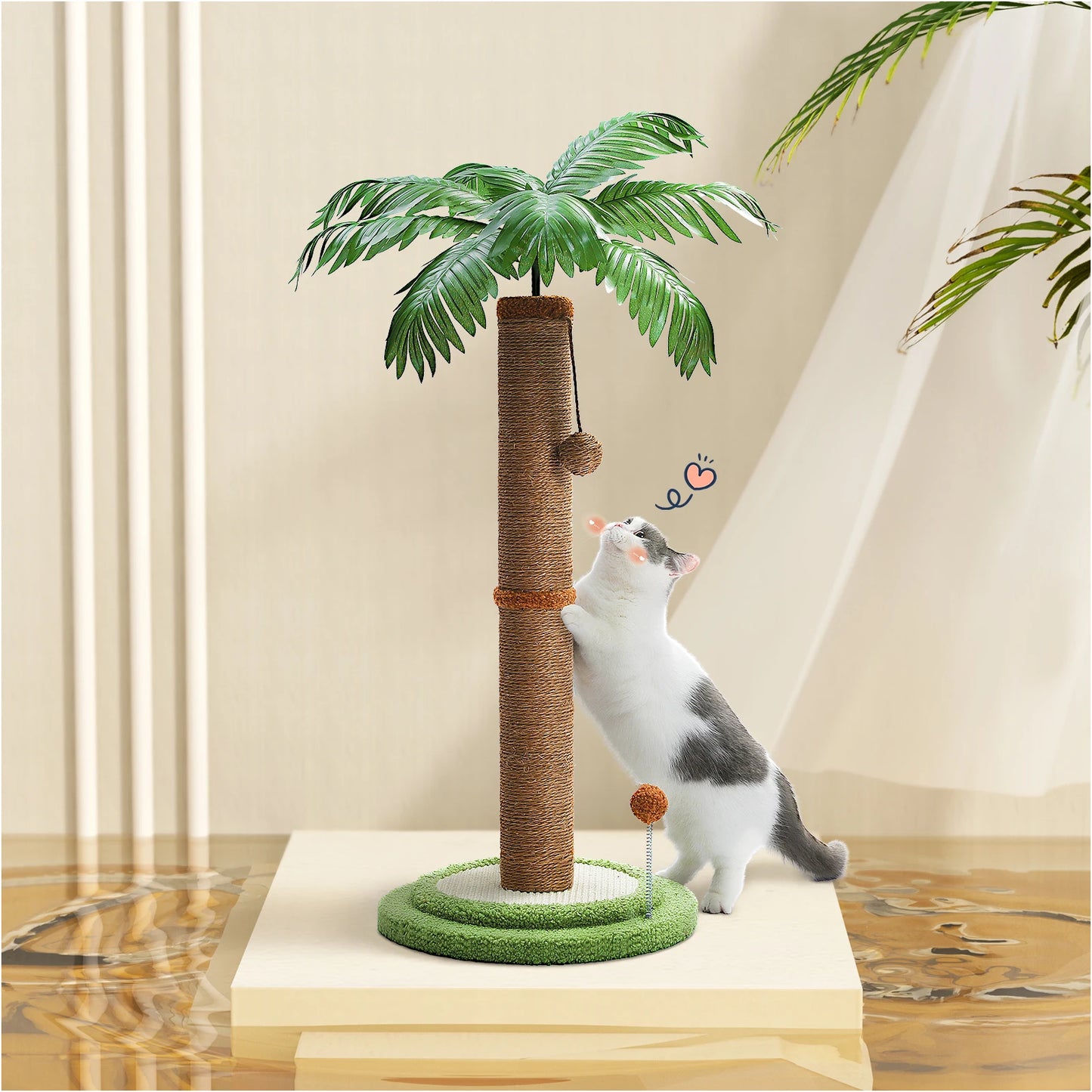 Arbre à chat design palmier tropical avec poteau central en sisal naturel marron, feuilles de palmier réalistes et balles de jeu suspendues, utilisé par un chat blanc et gris.