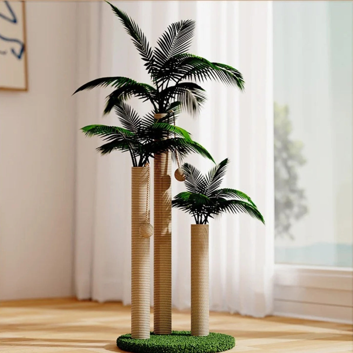 Arbre à chat design en forme de palmier tropical composé de trois poteaux griffoirs verticaux en sisal de différentes hauteurs avec feuilles vertes artificielles et balles suspendues dans un salon lumineux.