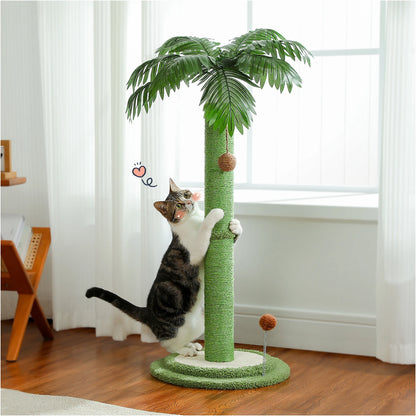 Arbre à chat design palmier exotique avec poteau central en sisal vert, feuilles tropicales réalistes et jouets suspendus, utilisé par un chat tigré dans un salon lumineux.